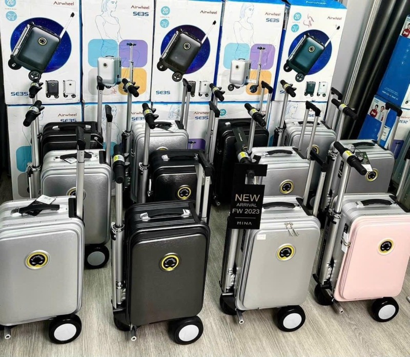 vali 1 VALI ĐIỆN AIRWHEEL SE3S Màu đen, Màu hồng tại sạo lại hot đến vậy?